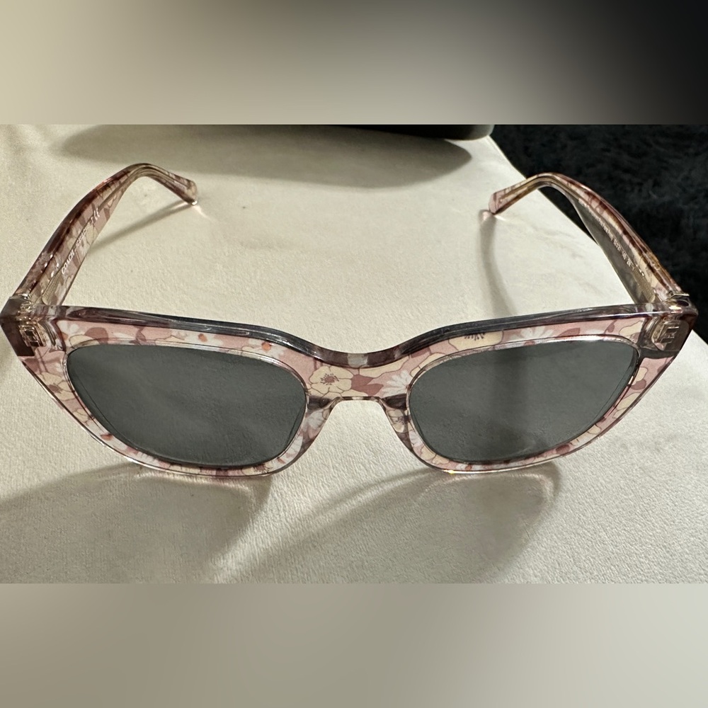 New never worn comes with case  Coach sunglasses HC 8318 (C3449) - Picture 2 of 7